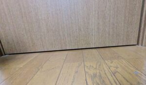 ドアの下の隙間の画像