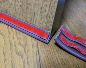 ドアすきま風防止ガードを設置、余計な部分はカットした画像