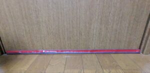 ドアすきま風防止ガードを設置した後の画像、粘着テープはあえてつけていない