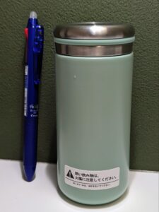 カインズの200mlの水筒とフリクションボールペンで大きさを比較した画像