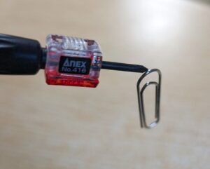 アネックス(ANEX) マグキャッチ PICO No.416-Rを精密ドライバーにつけた写真